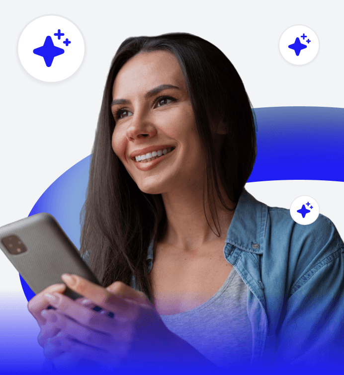 Cliente usando celular durante processo digital da Netuno